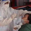 Сектор здравоохранения отбирает образцы для проверки на COVID-19 у людей в закрытой зоне в Ниньбинь. (Фото: Дык Фыонг/ВИА)