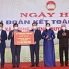 Председатель Национального собрания Выонг Динь Хюэ передал средства на строительство Дома солидарности в провинции Тхайнгуен. (Фото: ВИА)