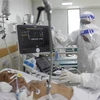 Врачи и медсестры реанимационной больницы Хошимина COVID-19 активно лечат пациентов с тяжелой формой COVID-19. (Фото: Тхань Ву / ВИА)