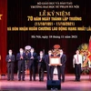Президент Нгуен Суан Фук (четвертый справа) вручает Орден труда первой степени Ханойскому национальному педагогическим университетом (Фото: ВИА)