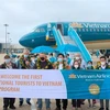 Приветствуем иностранных туристов, которые только что приземлились в международном аэропорту Дананга. (Фото: ВИА)