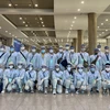 Рабочие EPS на входе в аэропорт Инчхон (Корея). (Фото: ВИА)