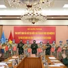 Генерал-полковник Хоанг Суан Чиен, заместитель министра национальной обороны (седьмой слева) представляет решение 12 офицерам. (Фото: ВИА) 
