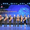 Делегаты принимают участие в церемонии открытия 4-го форума молодых вьетнамских интеллектуалов со всего мира 25 ноября (Фото: dtinews.vn)
