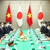 Премьер-министр Фам Минь Тьинь проводит переговоры с премьер-министром Японии Кишидой Фумио. (Фото: ВИА)