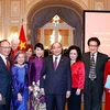 Президент страны Нгуен Суан Фук и представители ассоциаций, организаций дружбы и вьетнамского сообщества, проживающего и работающего во многих штатах Швейцарии. (Фото: ВИА)