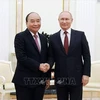 Президент Нгуен Суан Фук (слева) пожимает руку президенту России Владимиру Путину. (Фото: ВИА)