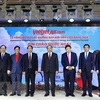 Президент Нгуен Суан Фук и делегаты на церемонии объявляют об открытии прямых рейсов в Россию авиакомпании VietjetAir. (Фото: Тхонг Нят/ВИА)