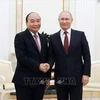 Президент Нгуен Суан Фук (слева) пожимает руку президенту России Владимиру Путину во время переговоров в Москве. (Фото: ВИА)