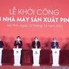 Президент Нгуен Суан Фук (в центре) и другие делегаты нажимают кнопку, чтобы начать строительство завода. (Фото: ВИА) 