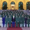 Президент Нгуен Суан Фук и представители женщин-военнослужащих позируют для группового фото. (Фото: ВИА)