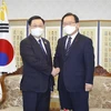 Председатель НС Выонг Динь Хюэ (слева) встречается с Премьер-министром РК Ким Бу Кюмом в Сеуле 14 декабря. (Фото: ВИA)
