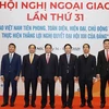 Премьер-министр Фам Минь Тьинь и делегаты 31-й дипломатической конференции. (Фото: ВИА)
