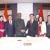 Председатель НС Выонг Динь Хюэ (в первом ряду, четвертый справа) и спикер нижней палаты парламента Индии Ом Бирла на переговорах (Фото: ВИА) 