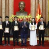 Президент вручает Ордена Труда победителям международной олимпиады (Фото: ВИА)