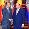 Затем премьер-министр Нгуен Суан Фук (справа) приветствует своего камбоджийского коллегу Самдека Техо Хун Сена во время его визита во Вьетнам в октябре 2019 года. (Фото: ВИА)