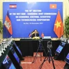 Министр иностранных дел Буй Тхань Шон является сопредседателем 19-го заседания Совместного комитета Вьетнам-Камбоджа по экономическому, научному и технологическому сотрудничеству с помощью видеоконференцсвязи. (Фото: ВИА)