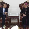 Президент Нгуен Суан Фук и архиепископ Ханойской архиепископии Джозеф Ву Ван Тхиен. (Фото: ВИА)