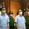 Обвиняемые Тат Тхань Канг (спереди справа) и Те Чи Зунг (спереди слева) на судебном процессе, открывшемся 27 декабря (Фото: ВИА)