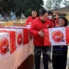 Члены Общества Красного Креста Вьетнама вручают бенефициарам праздничные подарки. (Фото: ВИА)