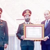 Президент государства Нгуен Суан Фук вручил Центральной военной прокуратуре Ордена за военные заслуги второй степени. (Фото: Тхонг Нят/ВИА)