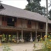Дом на сваях семьи Фам Тхи Шау в деревне Лаптханг, община Тхатьлап, уезд Нгоклак, насчитывает почти 100 лет. (Фото: ВИА)