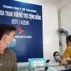 Консультирует инфицированного СПИДом в районе Танбинь, город Хошимин. (Фото: ВИА)