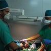 Мальчик весом 4 кг родился методом кесарева сечения при помощи вьетнамских врачей. (Фото: третий полевой госпиталь второго уровня)