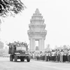 Десятки тысяч людей в столице страны Пномпене стояли по обе стороны дороги, оплакивая вьетнамских солдат-добровольцев, которые выполнили свой международный долг и отправились домой. (Фото: ВИА)