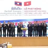 Премьер-министры и официальные лица Вьетнама и Лаоса на церемонии открытия Года солидарности и дружбы 2022 (Фото: ВИА)