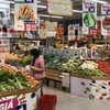 Покупатели делают покупки в супермаркете в Ханое. (Фото: ВИА)