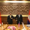 Министр иностранных дел Буй Тхань Шон (слева) 20 января проводит переговоры со своим камбоджийским коллегой Праком Сакхонном в ходе своего двухдневного визита в Камбоджу. (Фото: ВИА) 