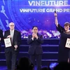 Премьер-министр Фам Минь Тьинь вручил Гран-при VinFuture трем ученым Каталин Карико, Дрю Вайсман (США) и Питеру Каллису (Канада) за их исследования в сфере технологии мРНК. (Фото: ВИА)