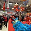 Французский гипермаркет Carrefour Ormesson представляет вьетнамскую кухню и товары первой необходимости (Фото: ВИА) 