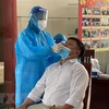 Проведение тестирования на коронавирус для жителей в городе Фанранг-Тхаптьям. (Фото: ВИА)