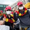 Пара корейских туристов рада стать первыми иностранными гостями на Фукуоке после пандемии COVID-19. (Фото: ВИА)