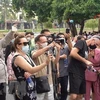 Иностранные туристы посещают город Хойан, провинция Куангнам, в рамках программы, которая принимает иностранных путешественников на пробной основе (Фото: ВИА)