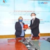 Заместитель министра природных ресурсов и окружающей среды Ле Конг Тхань и директор USAID во Вьетнаме Энн Мари Ястишок на церемонии подписания Меморандума о взаимопонимании 28 января (Фото: USAID)