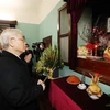 Генеральный секретарь партии Нгуен Фу Чонг зажигает благовония в честь президента Хо Ши Мина в Доме 67. (Фото: ВИА)