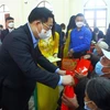Председатель НС Выонг Динь Хюэ вручает подарки Тэт бедным и малоимущим семьям, а также получателям социальной помощи в Нгеан. (Фото: ВИА)