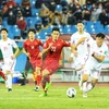 Нгуен Тиен Линь (номер 22) борется за мяч во время матча против Китая на стадионе Мидинь в Ханое 1 февраля. (Фото: ВИА)