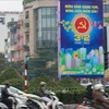 В честь 92-й годовщины со дня образования Коммунистической партии Вьетнама (3 февраля 1930 г. - 3 февраля 2022 г.) и встречи Нового года по лунному календарю улицы столицы украшены транспарантами, лозунгами и плакатами, национальными и партийными флагами,