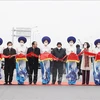 Премьер-министр Фам Минь Тьинь и делегаты перерезали ленточку, чтобы открыть скоростную автомагистраль Каобо-Майшон. (Фото: Зыонг Жанг/ВИА)