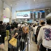 Пассажиры выстраиваются в очередь у стойки регистрации Bamboo Airways. (Фото: ВИА)