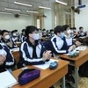 Учители и ученики средней школы Чан Фу проводят работу по профилактике эпидемий в классе. (Фото: ВИА)