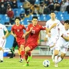 Вьетнамские (в красном) и китайские игроки в матче на стадионе Мидинь 1 февраля. (Фото: ВИА)