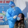У женщины взяли образец для тестирования на COVID-19 в центральной провинции Тханьхоа (Фото: ВИА)