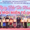 Президент Нгуен Суан Фук вручил новогодние подарки представителям этнических общин. (Фото: Туан Дык/ВИА)