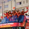 Члены вьетнамской женской сборной по футболу во время парада. (Фото: ВИА)