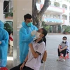 Тестирует школьников в городе Барие-Вунгтау на коронавирус. (Фото: ВИА)